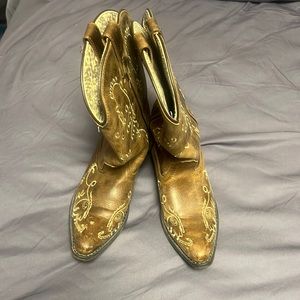 Smokey mountain cowgirl boots size 4R in good used condition.